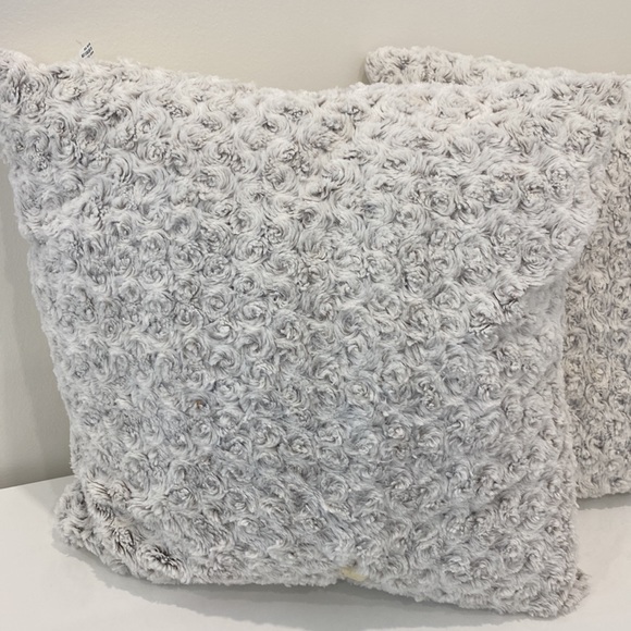 Bedford Cottage set of 2 rose petal pillow - Picture 4 of 7